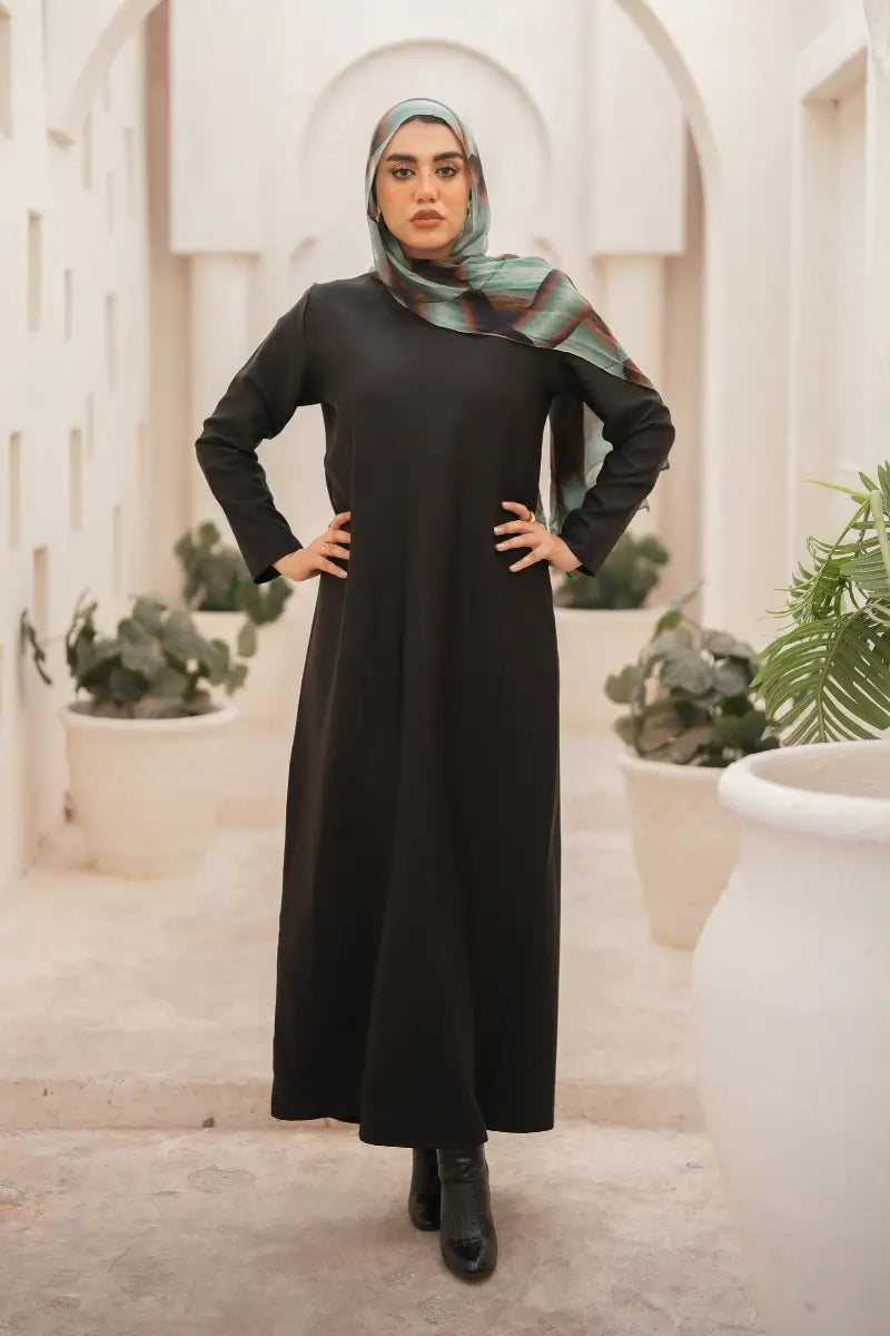 Elegant long-sleeve black dress made from Roselyn fabric – perfect for casual and formal wear
