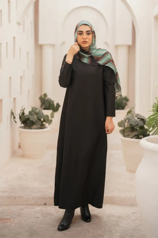 Basic black maxi dress with long sleeves – modest fashion outfit for women