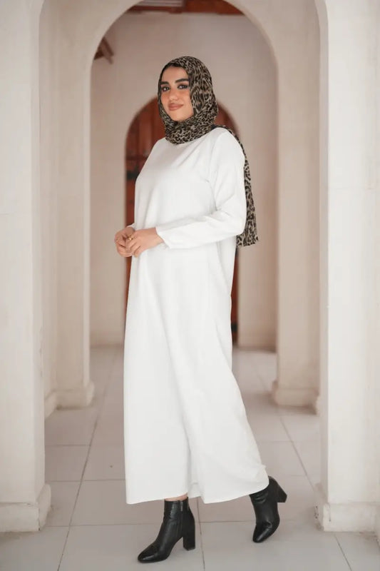 Women's white maxi dress with long sleeves – versatile and elegant fashion piece