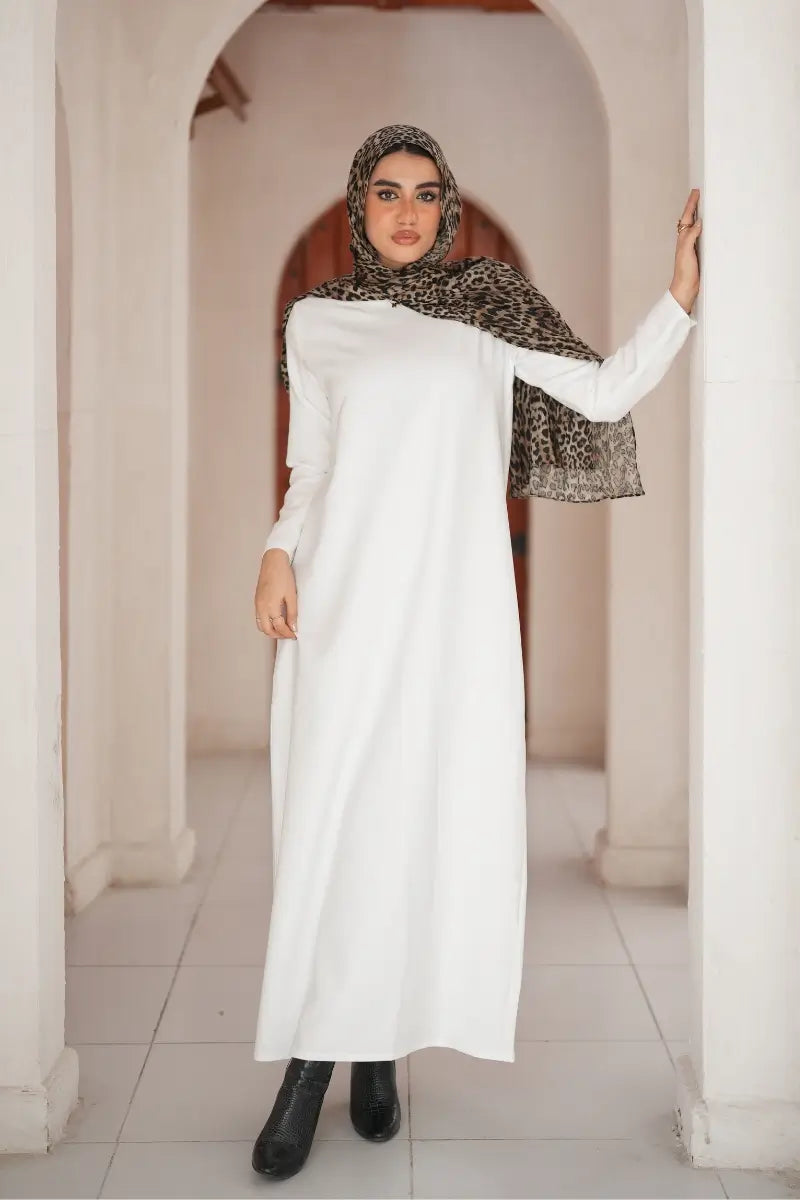Elegant long-sleeve white dress made from Roselyn fabric – perfect for casual and formal wear