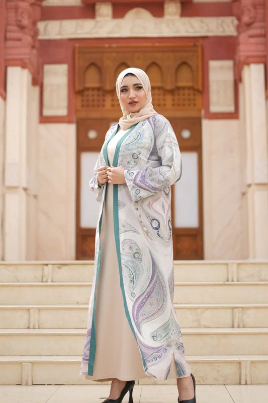 Detailed paisley print on the abaya – sophisticated and intricate design