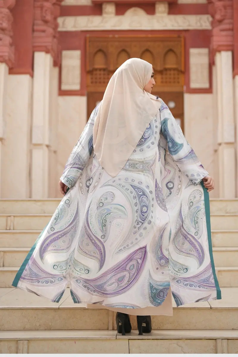 Lightweight and breathable fabric of the abaya – perfect for all-day comfort